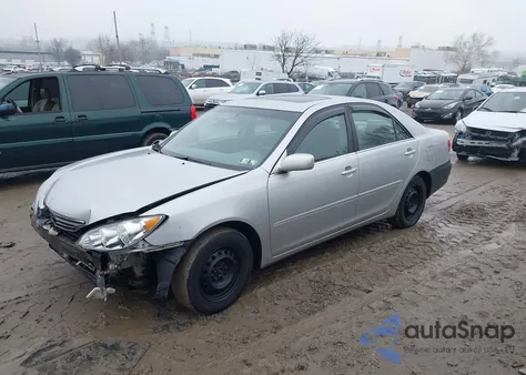 2005 Toyota Camry Le z USA, uszkodzony, nr VIN 4T1BE30K15U098013